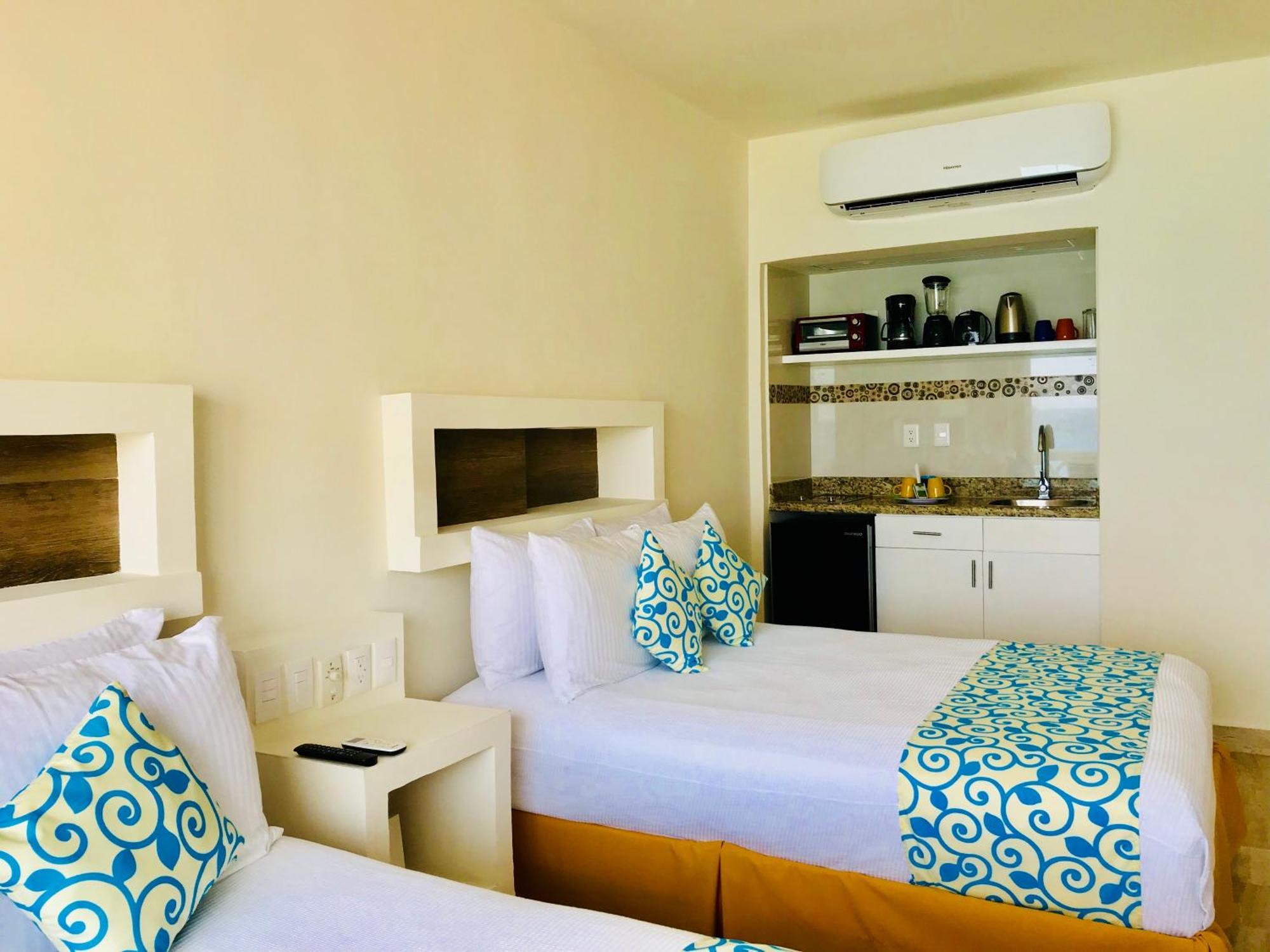 Beachside Apartments Канкун Екстериор снимка
