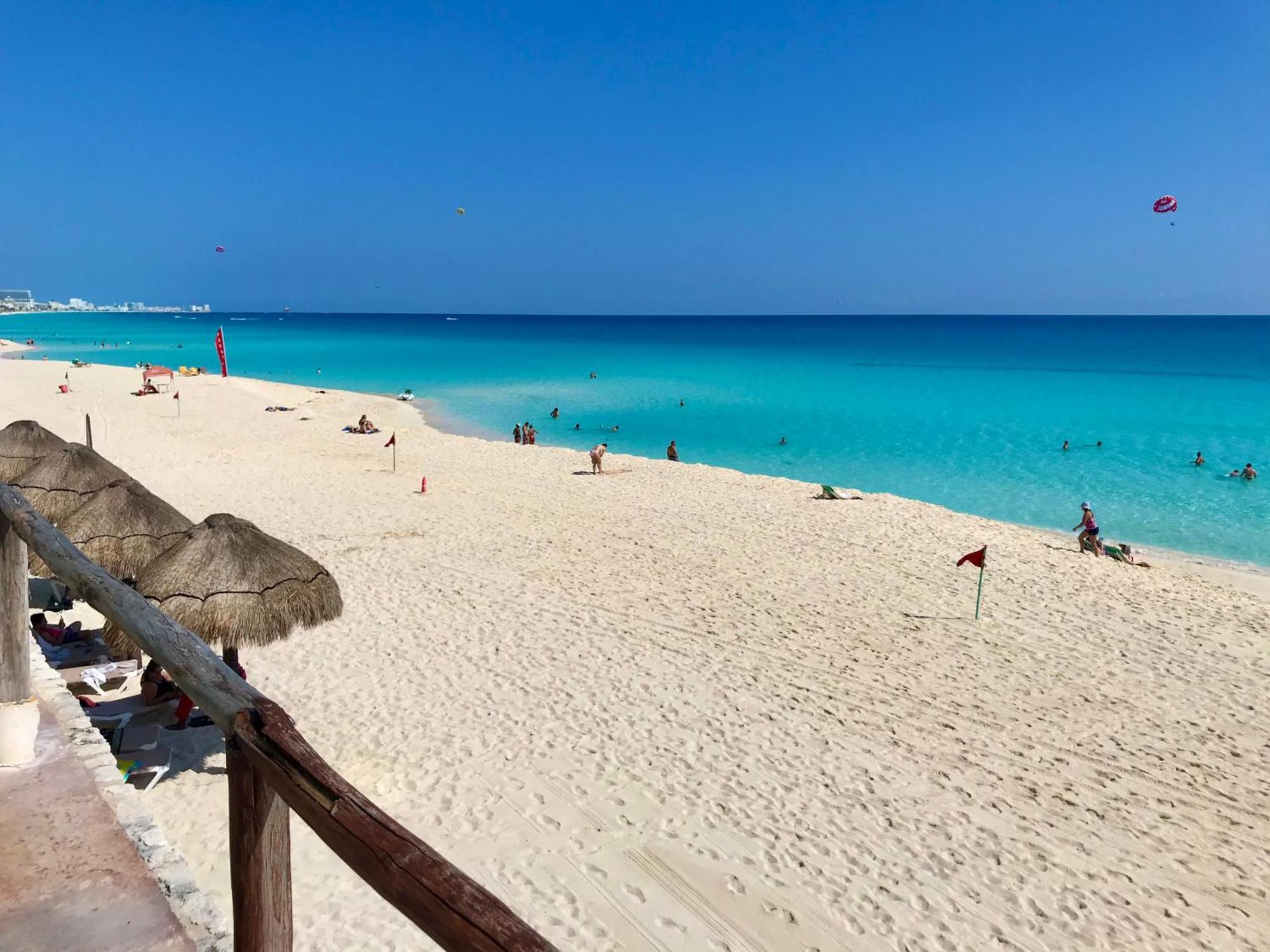 Beachside Apartments Канкун Екстериор снимка